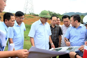 Lãnh đạo tỉnh Hà Giang kiểm tra tiến độ dự án đường cao tốc Tuyên Quang-Hà Giang. (Ảnh KIM TIẾN)
