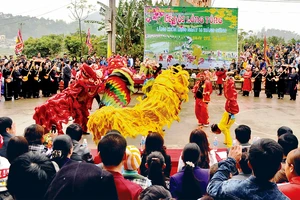 Ðội múa sư tử của xã Hải Yến, huyện Cao Lộc (Lạng Sơn) biểu diễn trong ngày hội Lồng Tồng.
