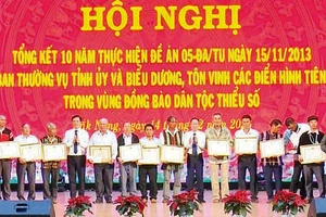 Ðại diện lãnh đạo tỉnh Ðắk Nông trao bằng khen tặng cá nhân tiêu biểu vùng đồng bào dân tộc thiểu số.