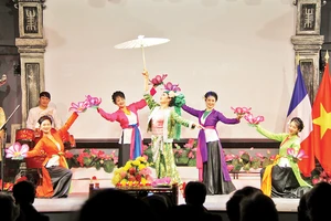 Giới thiệu di sản văn hóa Việt Nam tại Lễ kỷ niệm 50 năm thiết lập quan hệ ngoại giao Việt Nam-Pháp.