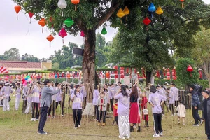 Trò chơi Đố thơ tại Cây thơ trong Ngày thơ Việt Nam lần thứ 21 tại Hoàng thành Thăng Long thu hút đông đảo giới trẻ tham gia. (Ảnh: Việt Khôi)