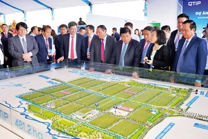 Lãnh đạo Trung ương và tỉnh Quảng Trị cùng các đại biểu trong ngày khởi công khu công nghiệp Quảng Trị ở huyện Hải Lăng.