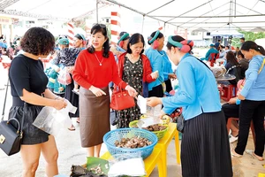 Chợ phiên Pò Hèn thu hút đông khách du lịch đến trải nghiệm.
