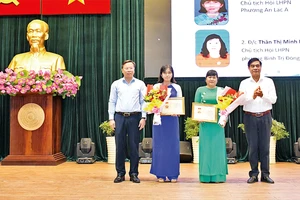 Lãnh đạo Ban Dân vận Thành ủy và Quận ủy Bình Tân khen thưởng các gương điển hình dân vận khéo.
