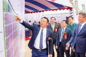Lãnh đạo huyện Phúc Thọ giới thiệu các dự án Cụm công nghiệp Tam Hiệp, Liên Hiệp.