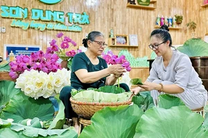 Sản xuất trà sen tại Hợp tác xã trà Sơn Dung (tỉnh Thái Nguyên).