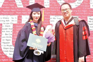 Phó Giáo sư, Tiến sĩ Phan Nguyễn Kỳ Phúc (phải) trao Bằng tốt nghiệp cho sinh viên.