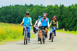 Khách du lịch đạp xe dã ngoại trong Khu Bảo tồn thiên nhiên văn hóa Ðồng Nai. (Ảnh HỒNG ÐẠT)
