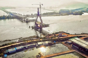 Cầu Ðồng Việt bắc qua sông Thương, nối tỉnh Bắc Giang và tỉnh Hải Dương đang được khẩn trương thi công. (Ảnh: ÐẶNG GIANG)