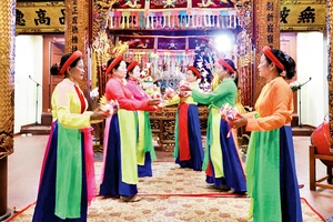 Hát nhà tơ, hát cửa đình tại Lễ hội đình Vạn Ninh, thành phố Móng Cái.