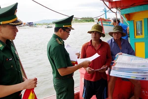 Bộ đội Biên phòng tỉnh Bà Rịa-Vũng Tàu tuyên truyền cho ngư dân về chống khai thác hải sản bất hợp pháp, không khai báo và không theo quy định. (Ảnh VŨ TÂN)