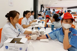 Liên đoàn Lao động thành phố Hà Nội phối hợp Sở Y tế khám sức khỏe miễn phí cho công nhân, lao động. (Ảnh NGỌC ANH)
