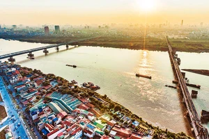 Ðồ án Quy hoạch Thủ đô Hà Nội thời kỳ 2021-2030, tầm nhìn đến năm 2050 đề xuất hệ thống tàu điện một ray bố trí dọc hai bên sông Hồng. (Ảnh ÐĂNG ANH)
