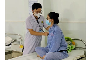 Bác sĩ Khoa Hồi sức cấp cứu, Bệnh viện Phổi Quảng Ninh thăm khám cho bệnh nhân. (Ảnh HOÀI MINH) 