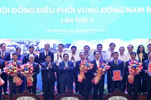 Thủ tướng Phạm Minh Chính trao Quyết định của Thủ tướng Chính phủ phê duyệt Quy hoạch vùng và Hồ sơ quy hoạch cho lãnh đạo các địa phương vùng Đông Nam Bộ.