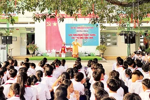 Các nghệ sĩ Nhà hát Tuồng Nguyễn Hiển Dĩnh giới thiệu nghệ thuật tuồng với học sinh Trường THCS Trần Quốc Tuấn, huyện Hòa Vang, TP Ðà Nẵng. 