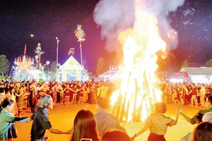 Ðồng bào các dân tộc tại huyện Ðắk Song chung vui bên ánh lửa bập bùng trong buổi tái hiện Lễ sum họp cộng đồng. 