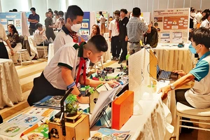 Học sinh Thành phố Hồ Chí Minh tham gia Cuộc thi DigiTrans Edtech 2022 với chủ đề “Ứng dụng chuyển đổi số trong lĩnh vực giáo dục”.