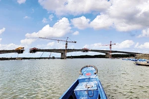 Cầu Mỏ Nhát sau 5 năm thi công, chuẩn bị hợp long.