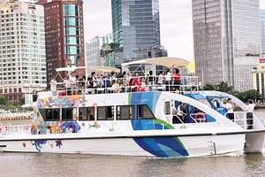 Tuyến buýt hai tầng thu hút nhiều du khách thưởng ngoạn, ngắm sông Sài Gòn.