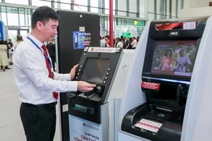 Máy ATM công nghệ mới cho phép giao dịch rút tiền bằng căn cước công dân gắn chip.