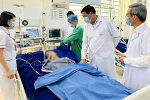 Kiểm tra công tác chăm sóc, điều trị cho người bệnh tại Bệnh viện đa khoa tỉnh Sơn La. (Ảnh QUANG MINH)
