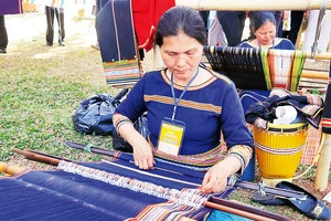 Phụ nữ Ba Na với nghề dệt truyền thống.