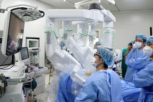 Các bác sĩ Bệnh viện K phẫu thuật bằng robot cho người bệnh ung thư đường tiêu hóa.