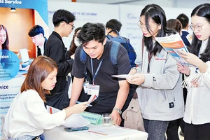 Sinh viên Trường đại học Mở Thành phố Hồ Chí Minh tiếp cận doanh nghiệp tại Ngày hội việc làm.