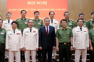 Chủ tịch nước Tô Lâm với các đại biểu tham dự Hội nghị. (Ảnh CỔNG THÔNG TIN ÐIỆN TỬ BỘ CÔNG AN)