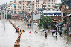 Nhiều khu vực ở thủ đô Kathmandu của Nepal ngập sâu. (Ảnh REUTERS)
