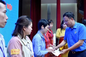 Lãnh đạo Liên đoàn Lao động thành phố Hà Nội trao quà tặng đoàn viên, người lao động nhân Tháng Công nhân năm 2024.