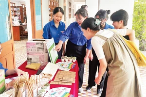 Phong trào đổi sách lấy cây tại Ðội tình nguyện Hoa phượng đỏ Trường THPT Hoàng Hoa Thám (quận Sơn Trà, thành phố Ðà Nẵng).