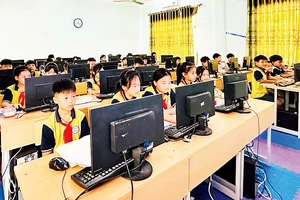 Học sinh Trường tiểu học Dũng Liệt (huyện Yên Phong, Bắc Ninh) trong giờ Tin học.