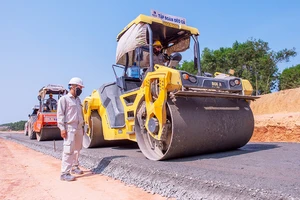 Nhà thầu thi công triển khai thảm bê-tông nhựa mặt đường, dự án đường cao tốc Quảng Ngãi-Hoài Nhơn.