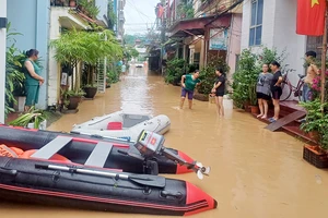 Sẵn sàng phương tiện cứu hộ, cứu nạn ngập lụt tại Tổ 2, phường Hợp Giang, thành phố Cao Bằng (Cao Bằng). (Ảnh MINH TUẤN)