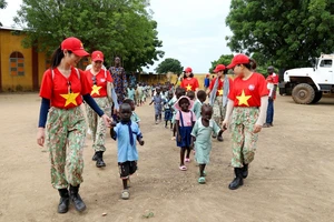 Các nữ quân nhân Ðội Công binh Việt Nam cùng các em nhỏ ở khu vực Abyei. (Ảnh Cục Gìn giữ hòa bình Việt Nam)