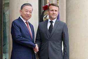 Tổng thống Pháp Emmanuel Macron đón Tổng Bí thư, Chủ tịch nước Tô Lâm. (Ảnh TTXVN)