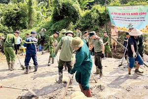 Công an tỉnh Bắc Kạn ra quân làm nhà Ðại đoàn kết cho 5 hộ dân ở huyện Chợ Mới bị thiệt hại về nhà ở do bão số 3. (Ảnh NGỌC ÁNH)