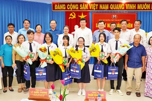 Lãnh đạo tỉnh Đồng Tháp, thành phố Cao Lãnh chúc mừng học sinh Trường trung học phổ thông thành phố Cao Lãnh được kết nạp Đảng. 