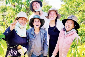 Nhóm tình nguyện viên chụp ảnh lưu niệm ở nông trại Moon's Coffee Farm.