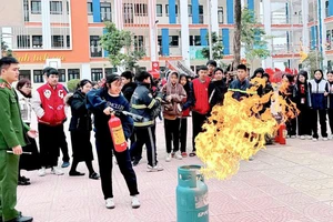 Học sinh Trường trung học cơ sở Ngọc Hồi được trang bị kỹ năng phòng chống cháy nổ.