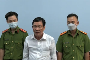 Ông Nguyễn Văn Thăm (áo trắng) bị Cơ quan Cảnh sát điều tra Công an tỉnh Bạc Liêu khởi tố bị can và khám xét nơi ở, nơi làm việc.