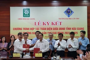 Lãnh đạo tỉnh Hậu Giang và Trường đại học Cần Thơ ký kết hợp tác