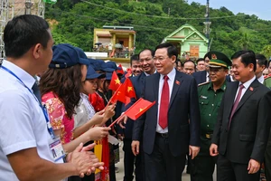 Chủ tịch Quốc hội Vương Đình Huệ cùng các đại biểu dự lễ khánh thành Trường THPT Kỳ Sơn. (Ảnh: DUY LINH)
