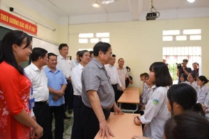 [Ảnh] Thủ tướng Phạm Minh Chính thăm giáo viên, học sinh huyện Yên Lập, tỉnh Phú Thọ 