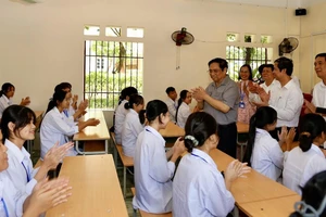 Thủ tướng Chính phủ Phạm Minh Chính thăm hỏi, động viên các em học sinh Trường trung học phổ thông huyện Yên Lập.