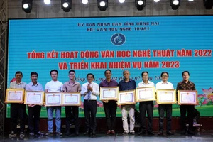 Phó Chủ tịch Ủy ban nhân dân tỉnh Đồng Nai Nguyễn Sơn Hùng trao Bằng khen cho các cá nhân có thành tích xuất sắc năm 2022.
