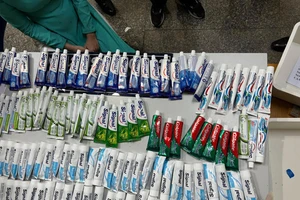 Ma túy được giấu trong các tuýp kem đánh răng được các tiếp viên hàng không xách về Việt Nam. (Ảnh: Hải quan Thành phố Hồ Chí Minh cung cấp)