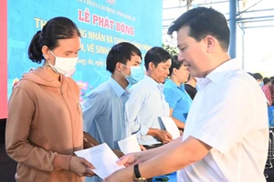 Phó Bí thư Tỉnh ủy Long An Nguyễn Thanh Hải tặng quà cho công nhân lao động có hoàn cảnh khó khăn.